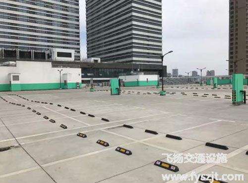 露天小區(qū)停車場劃線該怎么選擇材料呢？
