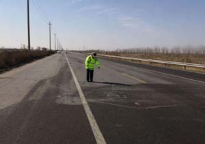 濱海新區(qū)民警深入查找在道路渠化、交通設(shè)施、交通標(biāo)志等方面是否存在隱患？