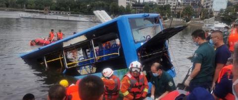 貴州安順公交墜湖瞬間,猛轉(zhuǎn)向越過5股車道撞破護欄！